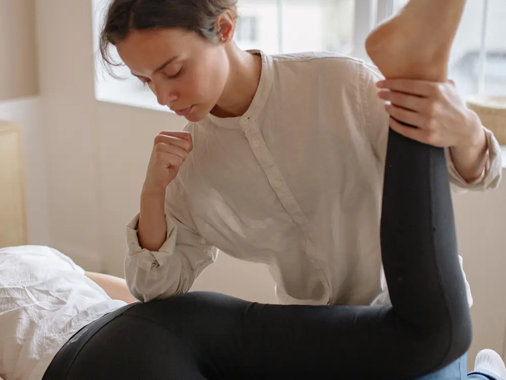 Osteopaat behandelt een patiënt op de behandeltafel