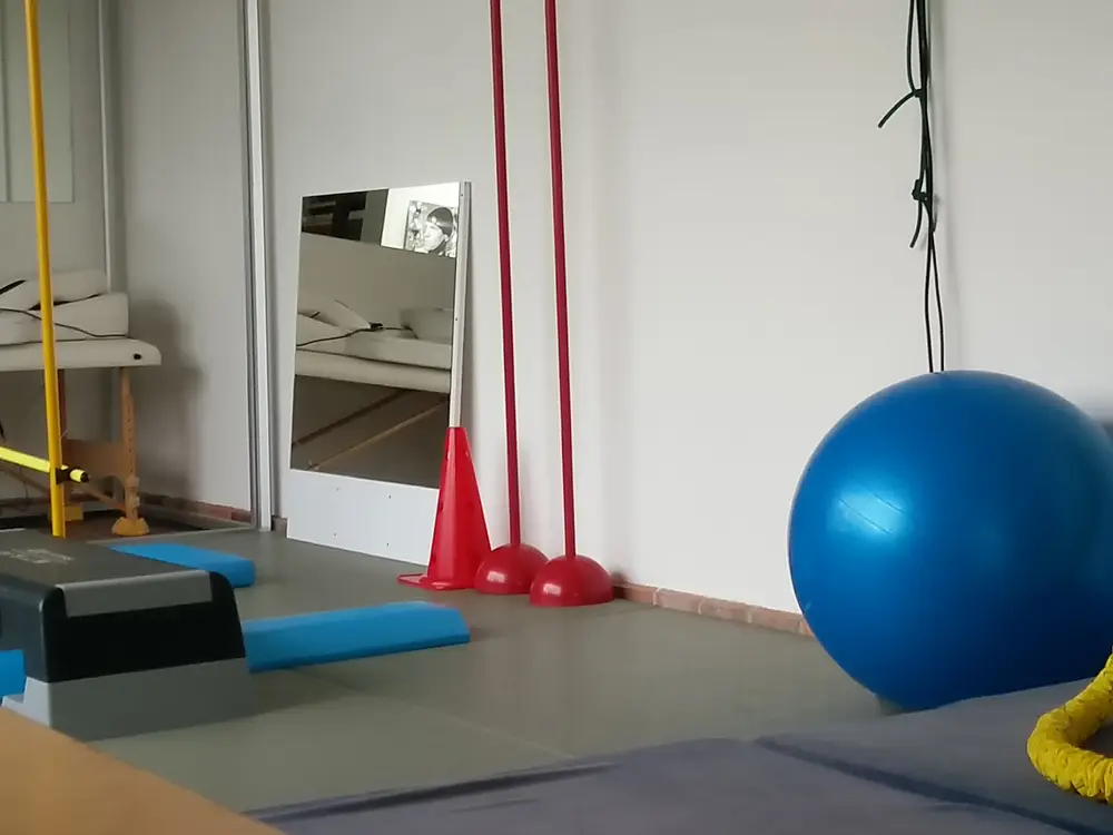 Oefenruimte met kracht- en cardiotoestellen